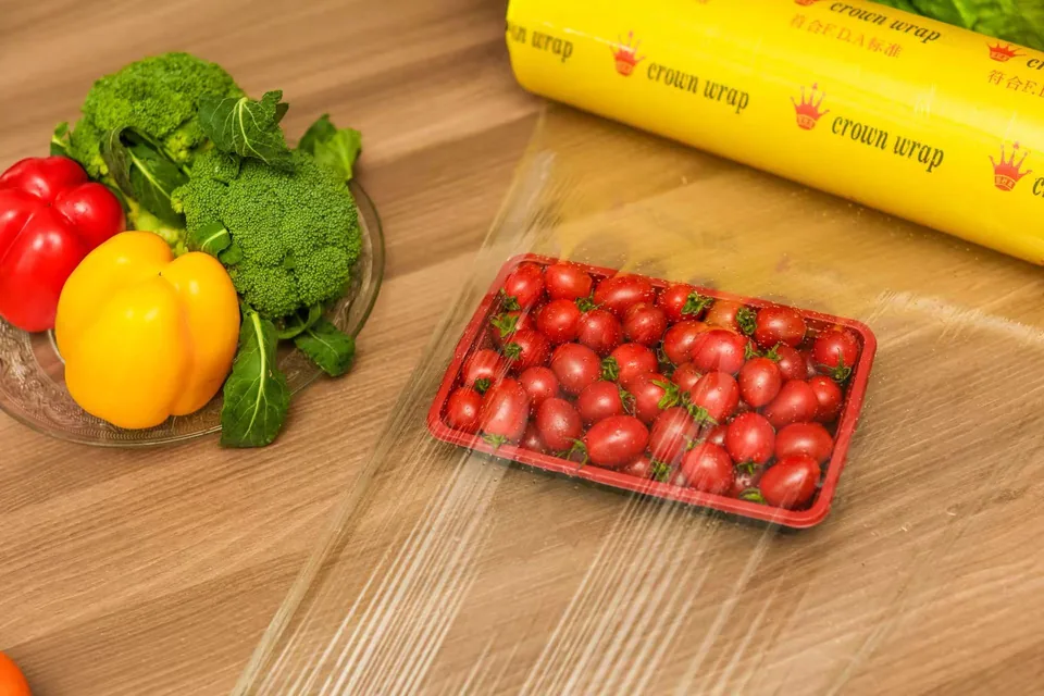 SUNWRAP food grade cling film rolls with FDA-compliant packaging used on a supermarket fresh-meat tray